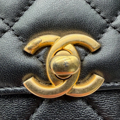 https://cdn.shopify.com/s/files/1/0564/9376/8855/files/Chanel_Handtasche_Cruise_23C_Mini_Flap_bag_mit_Emaille-_und_Strassdetails_aus_Lammleder_schwarz_vintage_CC7191_d49786f7-0578-4d44-a421-f9c79cd5e364.webp?v=1779959982