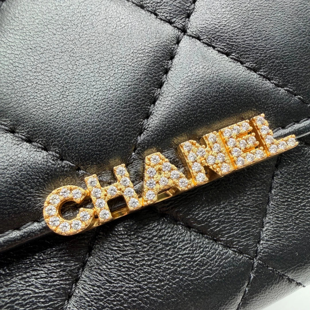 https://cdn.shopify.com/s/files/1/0564/9376/8855/files/Chanel_Handtasche_Cruise_23C_Mini_Flap_bag_mit_Emaille-_und_Strassdetails_aus_Lammleder_schwarz_vintage_CC7192_e3994545-2979-48fc-b045-7e5ba9fde44e.webp?v=1779959982