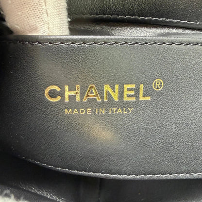 https://cdn.shopify.com/s/files/1/0564/9376/8855/files/Chanel_Handtasche_Cruise_23C_Mini_Flap_bag_mit_Emaille-_und_Strassdetails_aus_Lammleder_schwarz_vintage_CC7197_743c9470-3ca3-492c-a95f-3f1d99f55eda.webp?v=1779959983