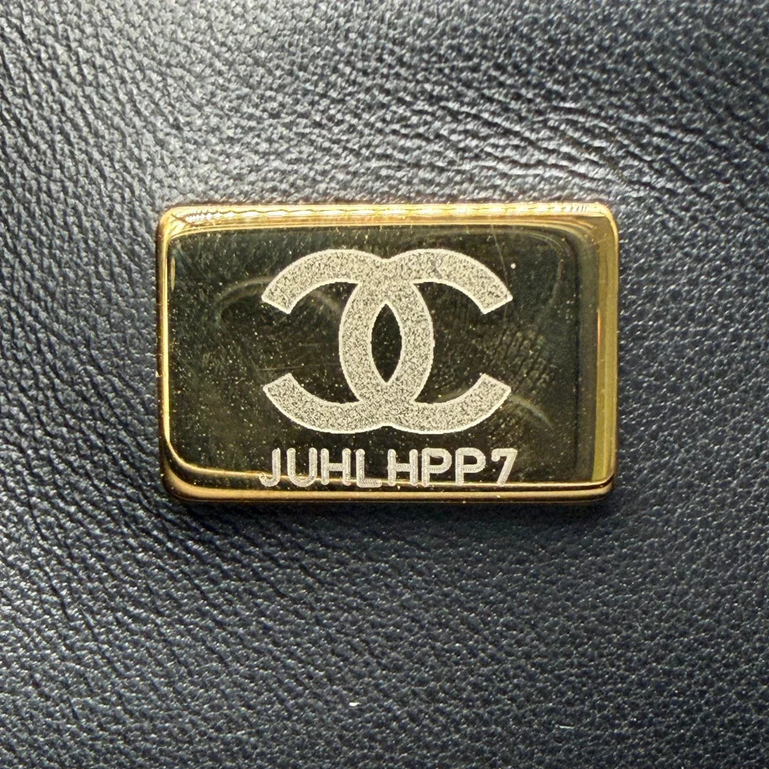 https://cdn.shopify.com/s/files/1/0564/9376/8855/files/Chanel_Handtasche_Cruise_23C_Mini_Flap_bag_mit_Emaille-_und_Strassdetails_aus_Lammleder_schwarz_vintage_CC7198_642dc5e1-801e-4bda-b297-35a3edfc03e4.webp?v=1779959983