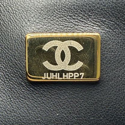 https://cdn.shopify.com/s/files/1/0564/9376/8855/files/Chanel_Handtasche_Cruise_23C_Mini_Flap_bag_mit_Emaille-_und_Strassdetails_aus_Lammleder_schwarz_vintage_CC7198_642dc5e1-801e-4bda-b297-35a3edfc03e4.webp?v=1779959983