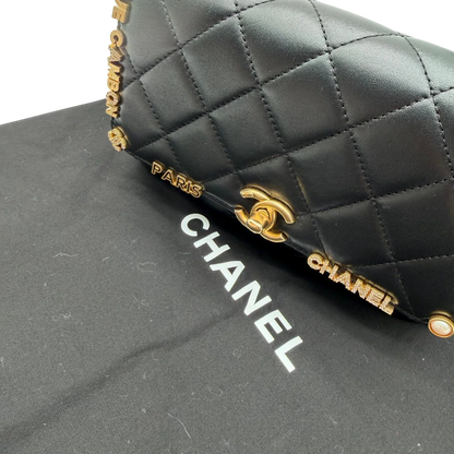 https://cdn.shopify.com/s/files/1/0564/9376/8855/files/Chanel_Handtasche_Cruise_23C_Mini_Flap_bag_mit_Emaille-_und_Strassdetails_aus_Lammleder_schwarz_vintage_CC7202_4f1b9c0c-6db0-4188-a262-0ea51bf49398.webp?v=1779959982