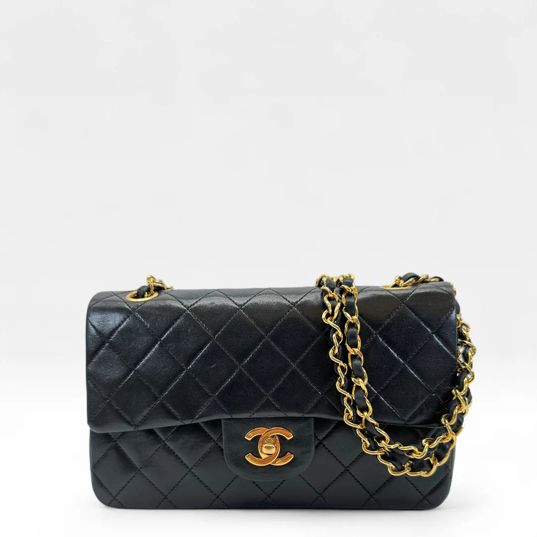 https://cdn.shopify.com/s/files/1/0564/9376/8855/files/Chanel_Handtasche_Double_Flap_25_aus_Lammleder_schwarz_vintage_CC_handbag9871.webp?v=1761872316
