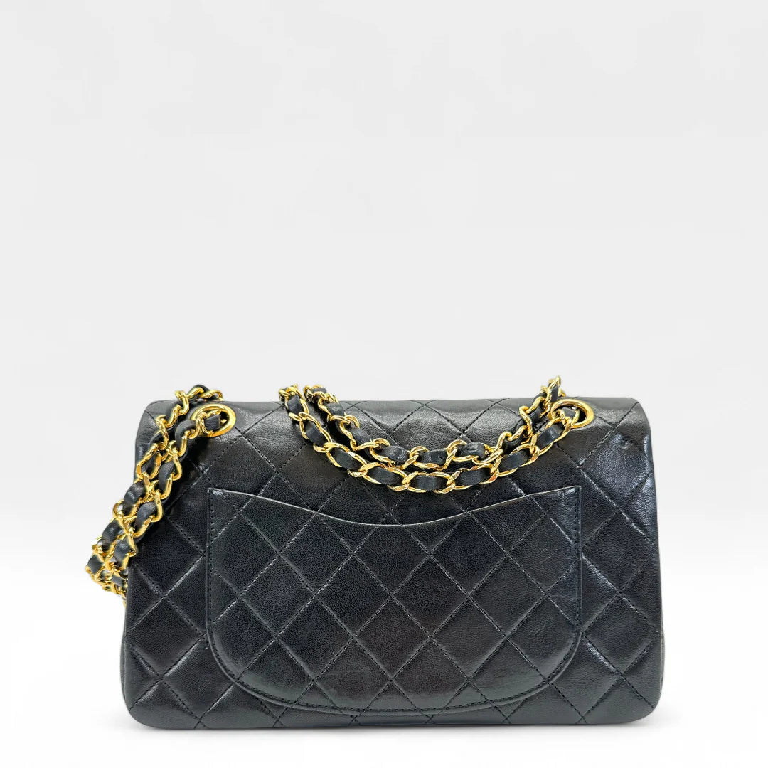 https://cdn.shopify.com/s/files/1/0564/9376/8855/files/Chanel_Handtasche_Double_Flap_25_aus_Lammleder_schwarz_vintage_CC_handbag9872.webp?v=1761872466