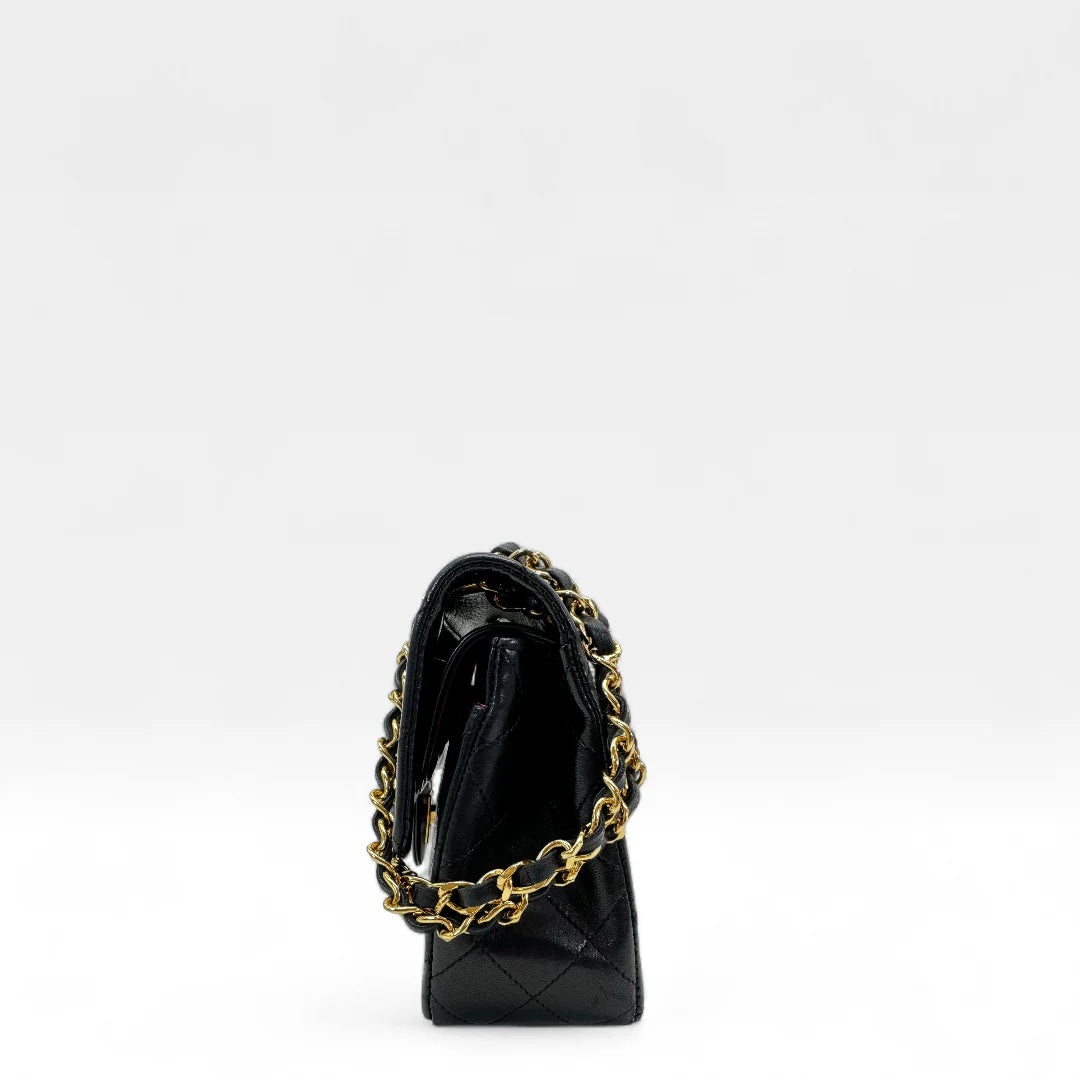 https://cdn.shopify.com/s/files/1/0564/9376/8855/files/Chanel_Handtasche_Double_Flap_25_aus_Lammleder_schwarz_vintage_CC_handbag9874.webp?v=1761872466