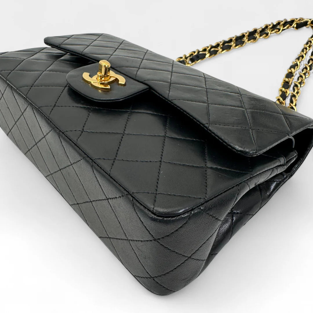 https://cdn.shopify.com/s/files/1/0564/9376/8855/files/Chanel_Handtasche_Double_Flap_25_aus_Lammleder_schwarz_vintage_CC_handbag9876.webp?v=1761872466