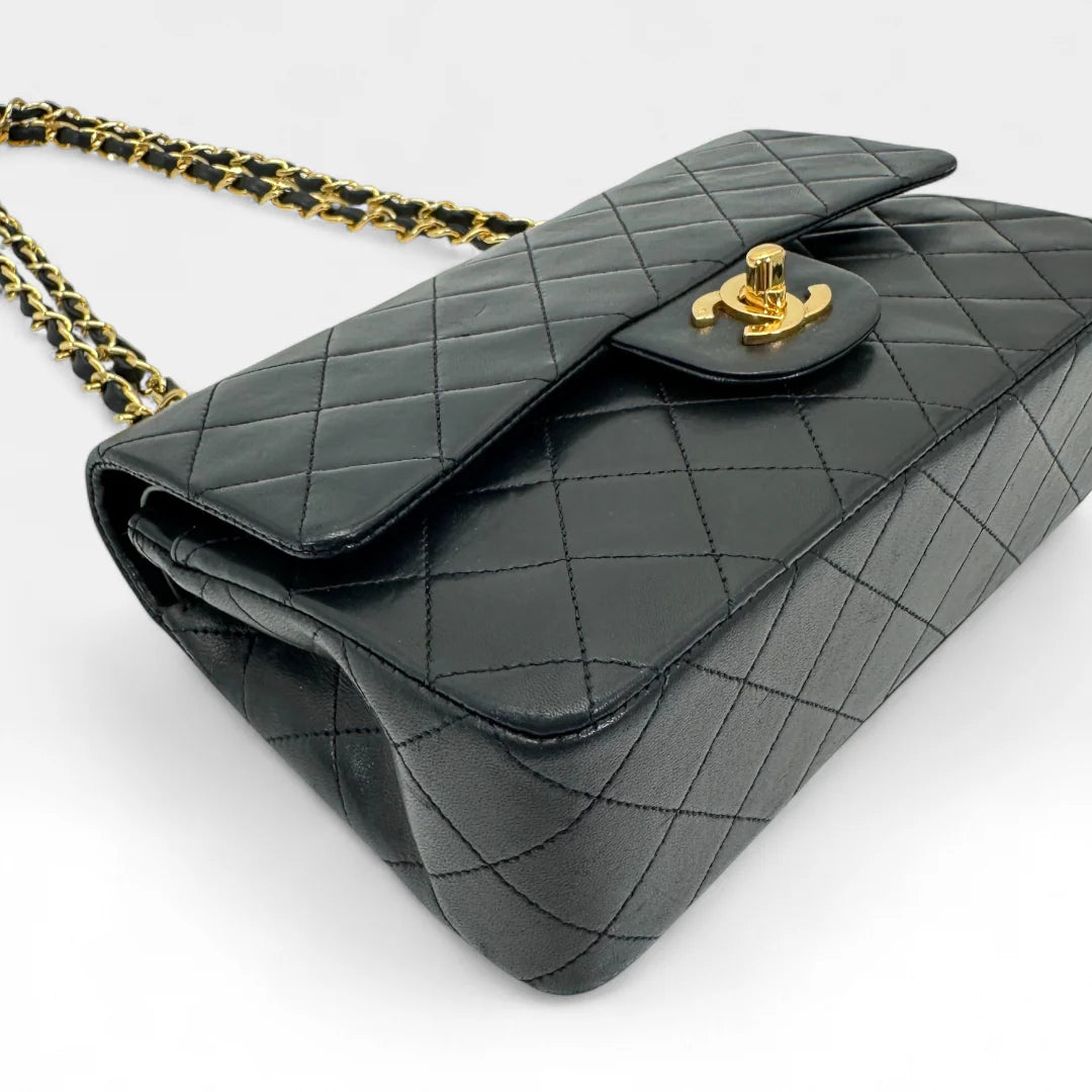 https://cdn.shopify.com/s/files/1/0564/9376/8855/files/Chanel_Handtasche_Double_Flap_25_aus_Lammleder_schwarz_vintage_CC_handbag9877.webp?v=1761872466