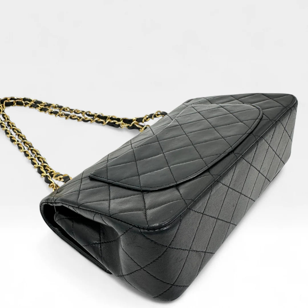 https://cdn.shopify.com/s/files/1/0564/9376/8855/files/Chanel_Handtasche_Double_Flap_25_aus_Lammleder_schwarz_vintage_CC_handbag9879.webp?v=1761872466