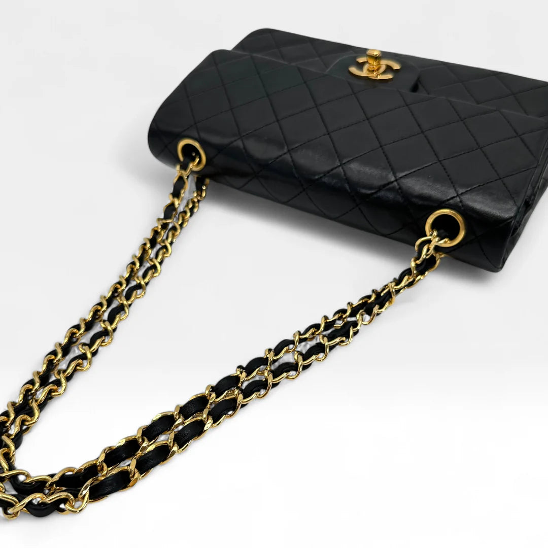 https://cdn.shopify.com/s/files/1/0564/9376/8855/files/Chanel_Handtasche_Double_Flap_25_aus_Lammleder_schwarz_vintage_CC_handbag9880.webp?v=1761872466