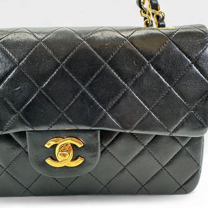 https://cdn.shopify.com/s/files/1/0564/9376/8855/files/Chanel_Handtasche_Double_Flap_25_aus_Lammleder_schwarz_vintage_CC_handbag9881.webp?v=1761872466