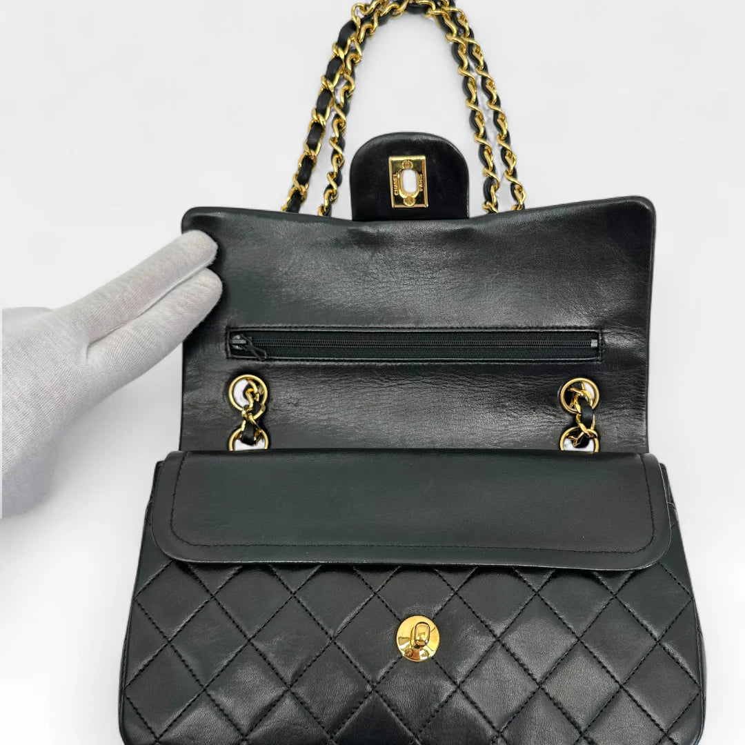 https://cdn.shopify.com/s/files/1/0564/9376/8855/files/Chanel_Handtasche_Double_Flap_25_aus_Lammleder_schwarz_vintage_CC_handbag9883.webp?v=1761872466