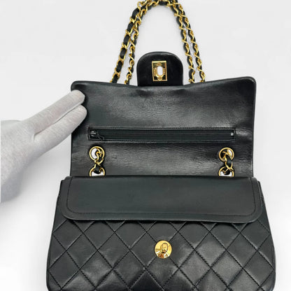 https://cdn.shopify.com/s/files/1/0564/9376/8855/files/Chanel_Handtasche_Double_Flap_25_aus_Lammleder_schwarz_vintage_CC_handbag9883.webp?v=1761872466