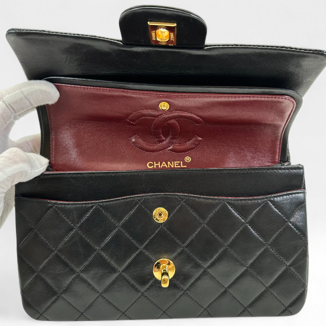 https://cdn.shopify.com/s/files/1/0564/9376/8855/files/Chanel_Handtasche_Double_Flap_25_aus_Lammleder_schwarz_vintage_CC_handbag9891.webp?v=1761872466
