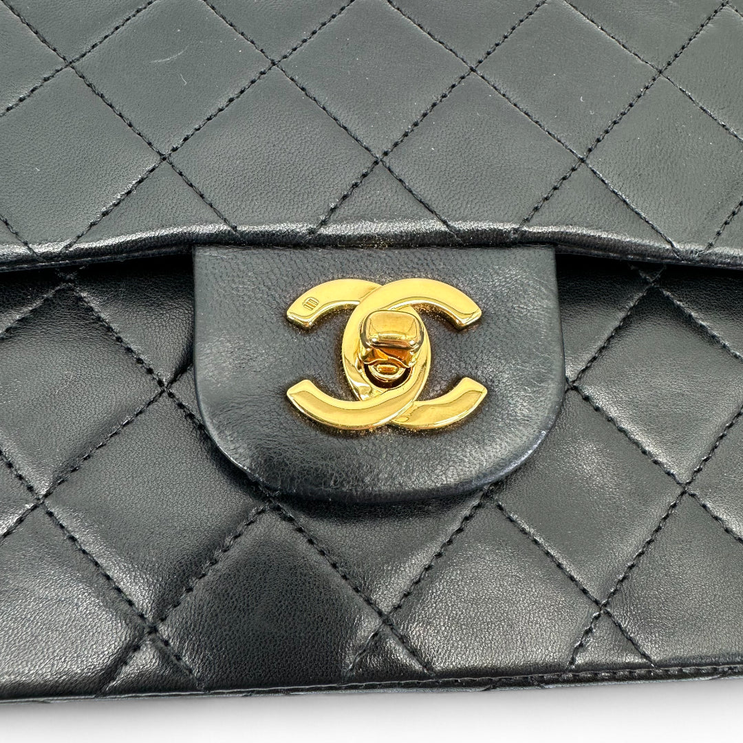https://cdn.shopify.com/s/files/1/0564/9376/8855/files/Chanel_Handtasche_Double_Flap_25_aus_Lammleder_schwarz_vintage_CC_handbag9892.webp?v=1761872466