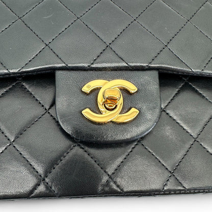 https://cdn.shopify.com/s/files/1/0564/9376/8855/files/Chanel_Handtasche_Double_Flap_25_aus_Lammleder_schwarz_vintage_CC_handbag9892.webp?v=1761872466