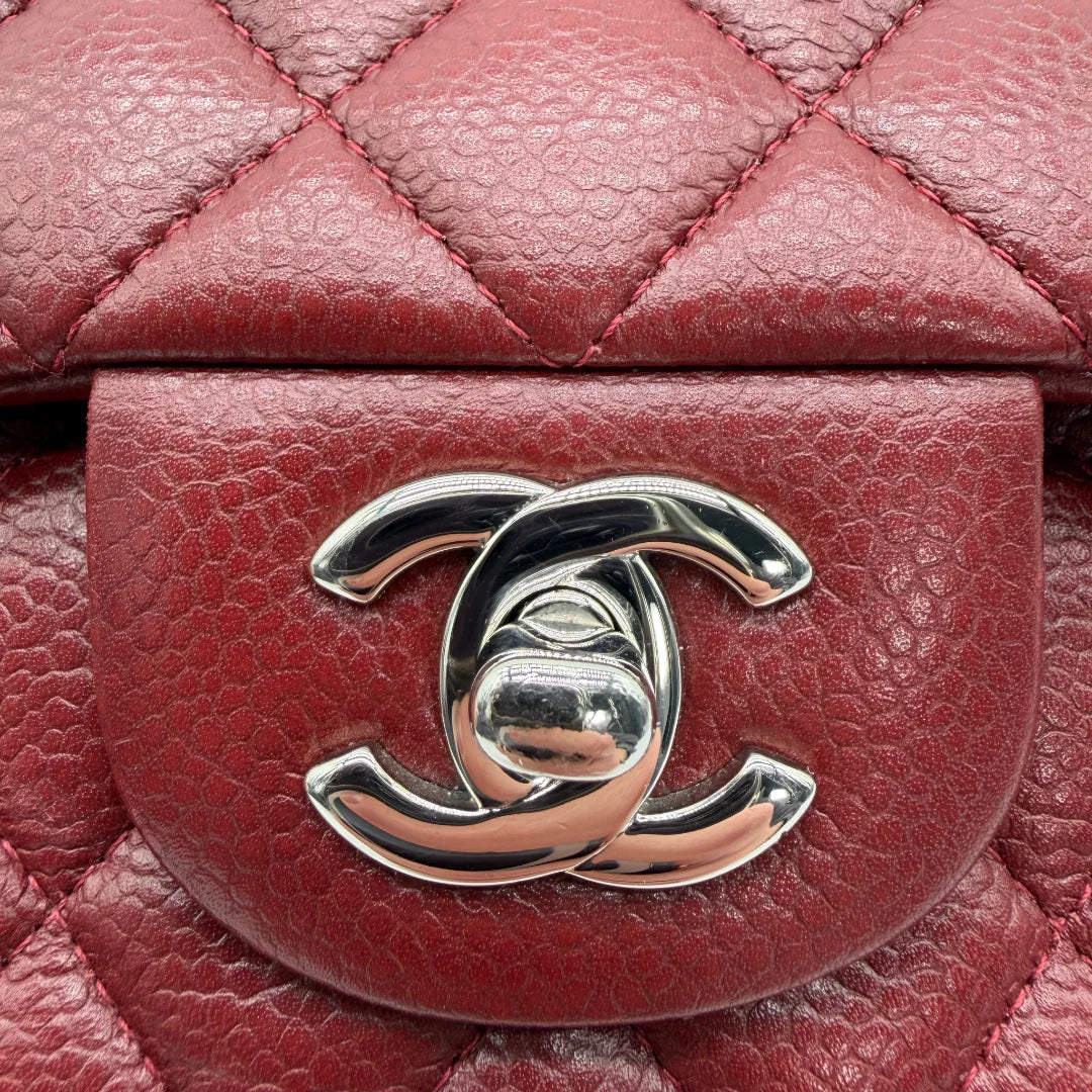 https://cdn.shopify.com/s/files/1/0564/9376/8855/files/Chanel_Handtasche_Double_Flap_medium_aus_Leder_dunkelrot_vintage_CC_7528.webp?v=1768202480