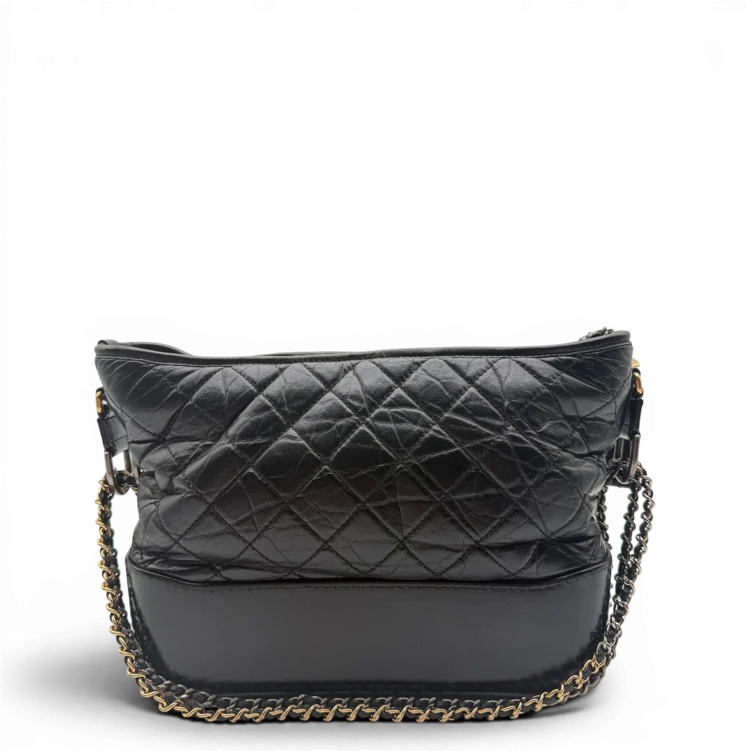 https://cdn.shopify.com/s/files/1/0564/9376/8855/files/Chanel_Schultertasche_Gabrielle_Hobo_aus_Lammleder_schwarz_vintage_CC7311.webp?v=1779963905