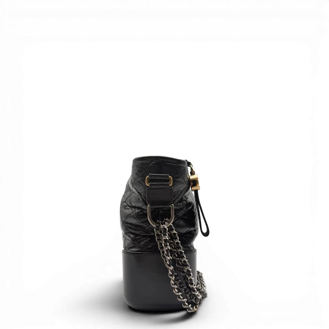https://cdn.shopify.com/s/files/1/0564/9376/8855/files/Chanel_Schultertasche_Gabrielle_Hobo_aus_Lammleder_schwarz_vintage_CC7314.webp?v=1779963905