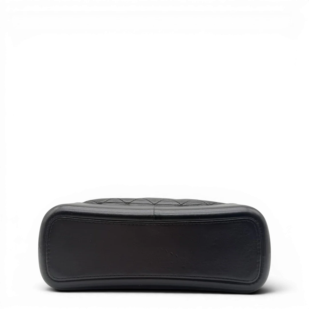 https://cdn.shopify.com/s/files/1/0564/9376/8855/files/Chanel_Schultertasche_Gabrielle_Hobo_aus_Lammleder_schwarz_vintage_CC7315.webp?v=1779963905