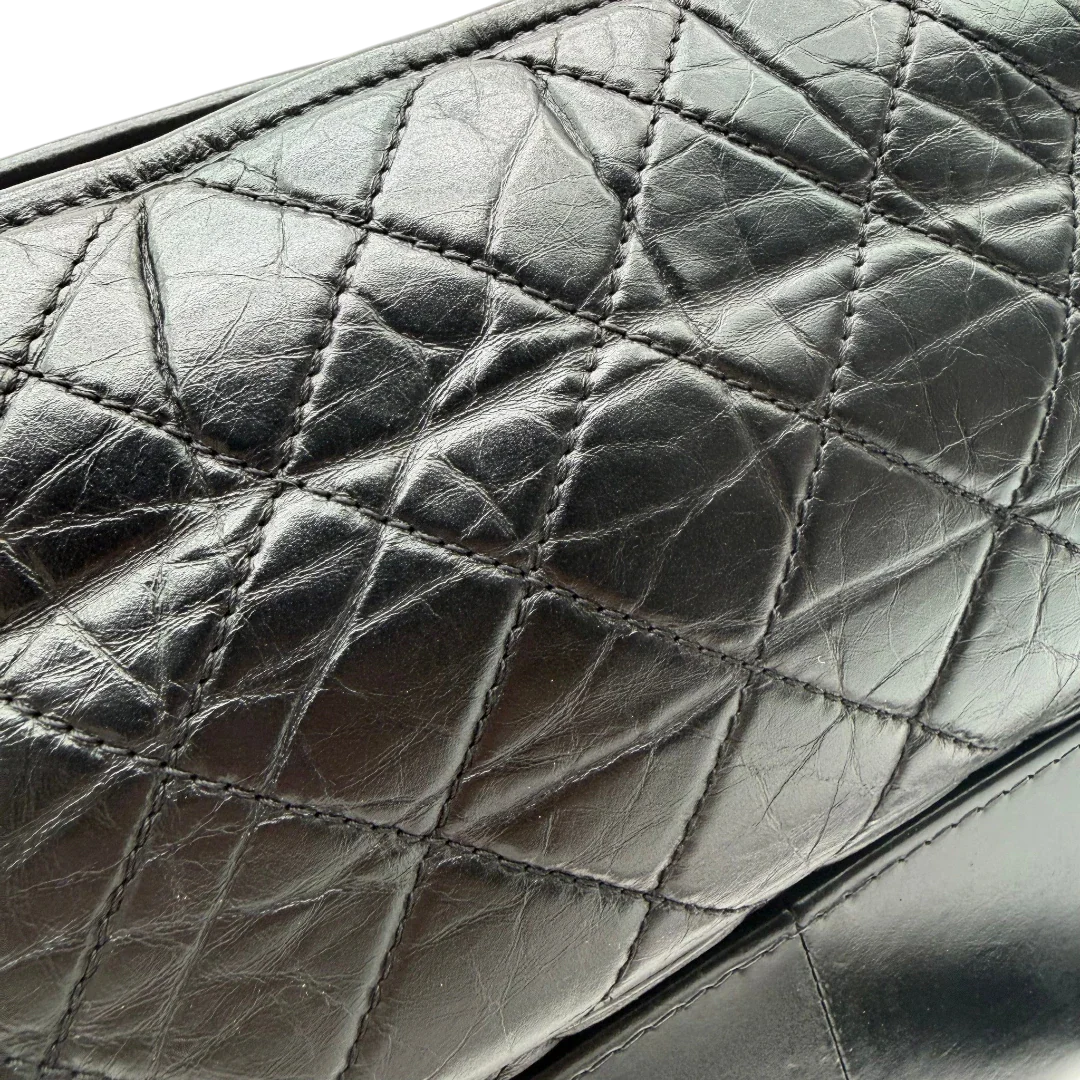 https://cdn.shopify.com/s/files/1/0564/9376/8855/files/Chanel_Schultertasche_Gabrielle_Hobo_aus_Lammleder_schwarz_vintage_CC7323.webp?v=1779963906