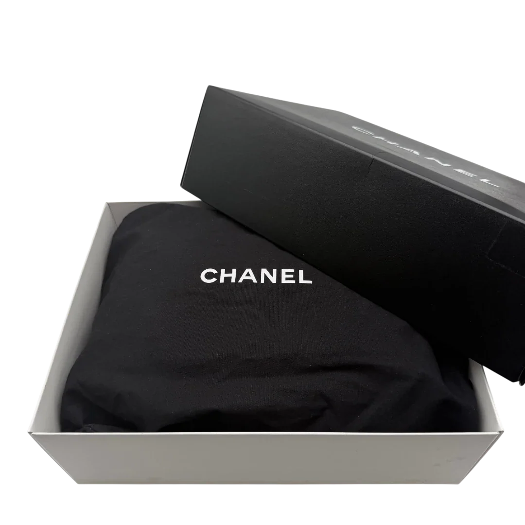 https://cdn.shopify.com/s/files/1/0564/9376/8855/files/Chanel_Schultertasche_Gabrielle_Hobo_aus_Lammleder_schwarz_vintage_CC7338.webp?v=1779963905