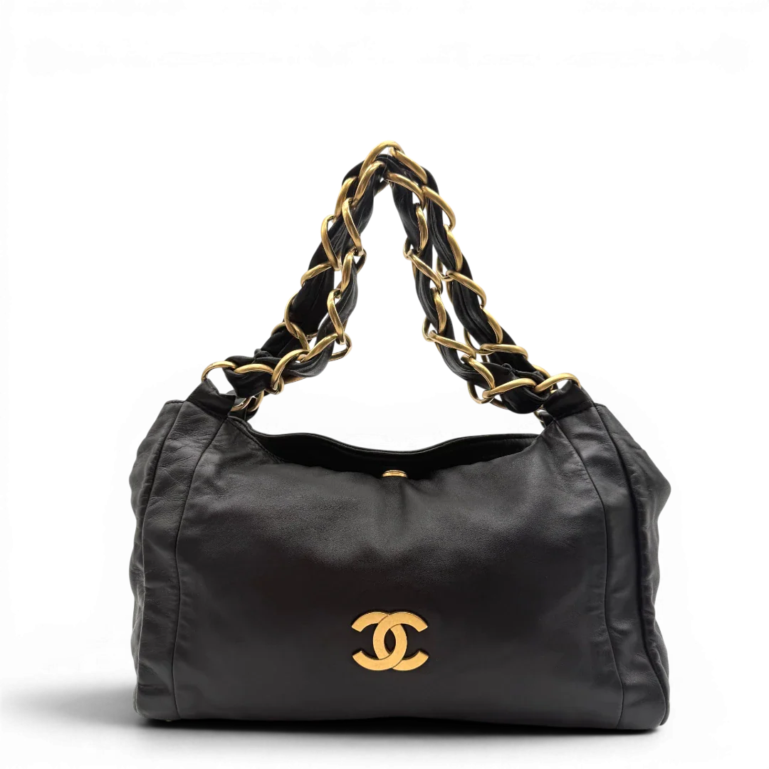 https://cdn.shopify.com/s/files/1/0564/9376/8855/files/Chanel_Schultertasche_Hobo_aus_Lammleder_schwarz_vintage_CC7395.webp?v=1779893943