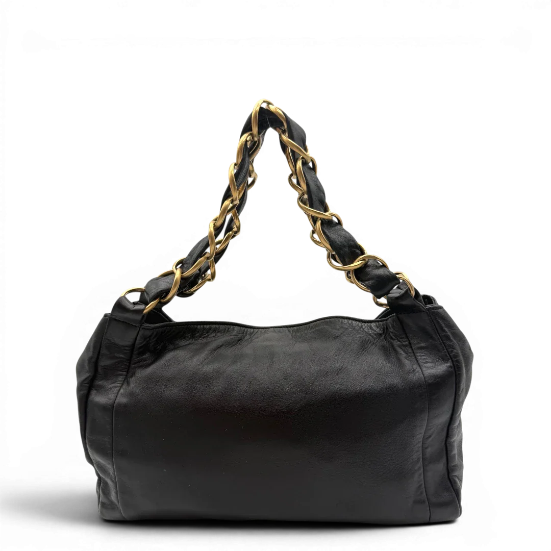 https://cdn.shopify.com/s/files/1/0564/9376/8855/files/Chanel_Schultertasche_Hobo_aus_Lammleder_schwarz_vintage_CC7398.webp?v=1779893943