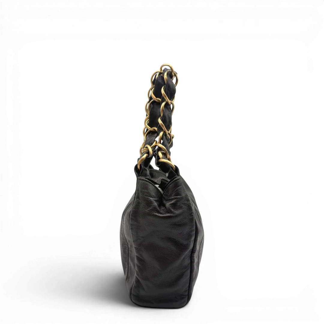 https://cdn.shopify.com/s/files/1/0564/9376/8855/files/Chanel_Schultertasche_Hobo_aus_Lammleder_schwarz_vintage_CC7399.webp?v=1779893943