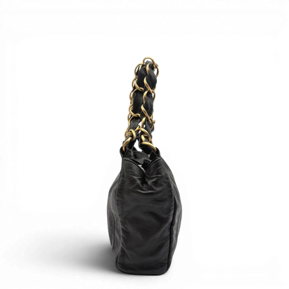 https://cdn.shopify.com/s/files/1/0564/9376/8855/files/Chanel_Schultertasche_Hobo_aus_Lammleder_schwarz_vintage_CC7399.webp?v=1779893943