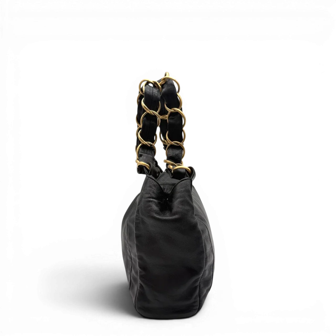 https://cdn.shopify.com/s/files/1/0564/9376/8855/files/Chanel_Schultertasche_Hobo_aus_Lammleder_schwarz_vintage_CC7400.webp?v=1779893943