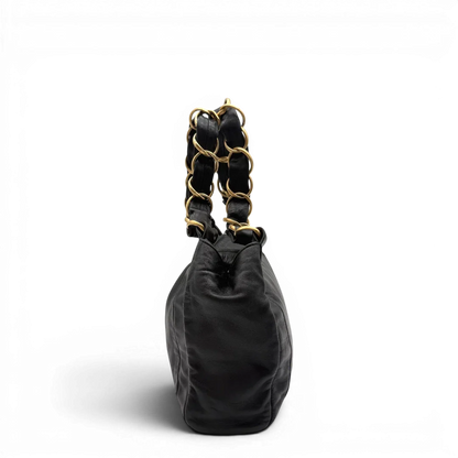 https://cdn.shopify.com/s/files/1/0564/9376/8855/files/Chanel_Schultertasche_Hobo_aus_Lammleder_schwarz_vintage_CC7400.webp?v=1779893943