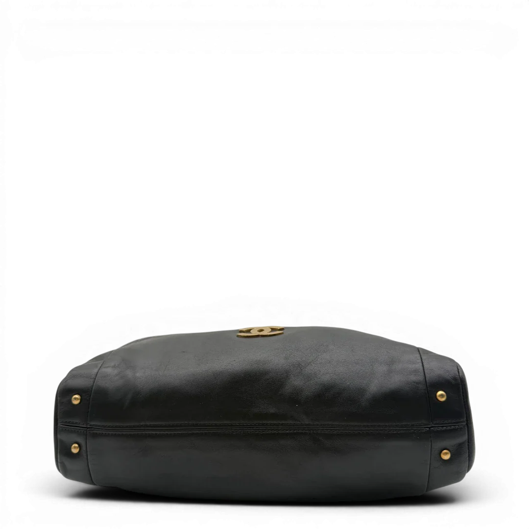 https://cdn.shopify.com/s/files/1/0564/9376/8855/files/Chanel_Schultertasche_Hobo_aus_Lammleder_schwarz_vintage_CC7401.webp?v=1779893942