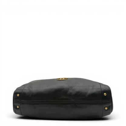 https://cdn.shopify.com/s/files/1/0564/9376/8855/files/Chanel_Schultertasche_Hobo_aus_Lammleder_schwarz_vintage_CC7401.webp?v=1779893942