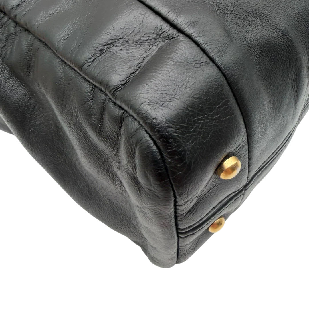 https://cdn.shopify.com/s/files/1/0564/9376/8855/files/Chanel_Schultertasche_Hobo_aus_Lammleder_schwarz_vintage_CC7403.webp?v=1779893943
