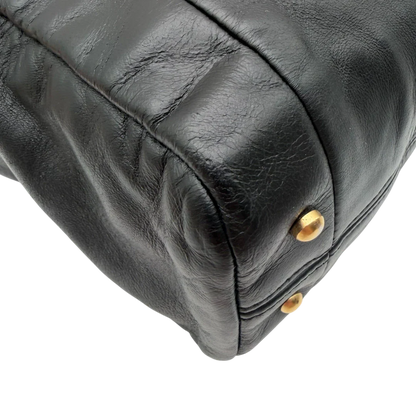 https://cdn.shopify.com/s/files/1/0564/9376/8855/files/Chanel_Schultertasche_Hobo_aus_Lammleder_schwarz_vintage_CC7403.webp?v=1779893943