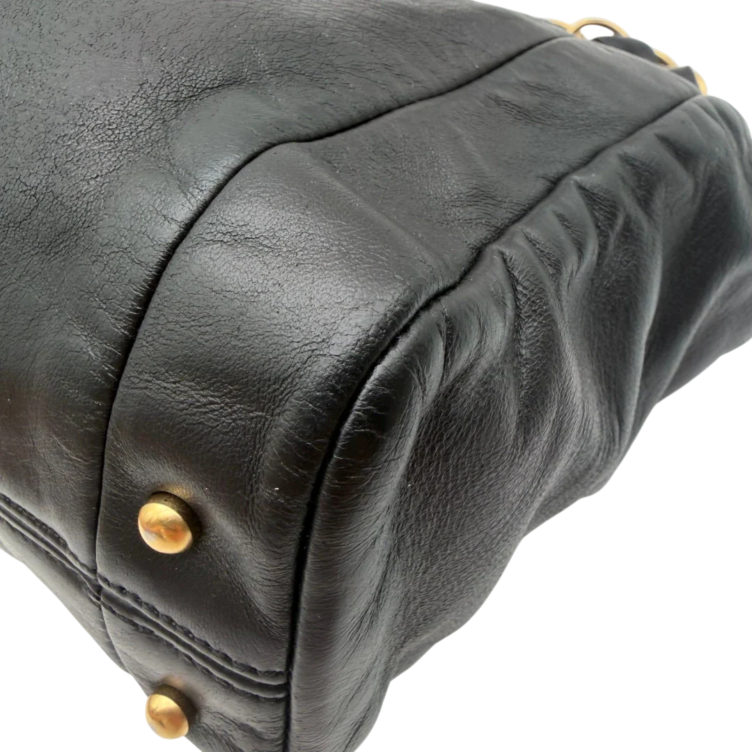 https://cdn.shopify.com/s/files/1/0564/9376/8855/files/Chanel_Schultertasche_Hobo_aus_Lammleder_schwarz_vintage_CC7404.webp?v=1779893943