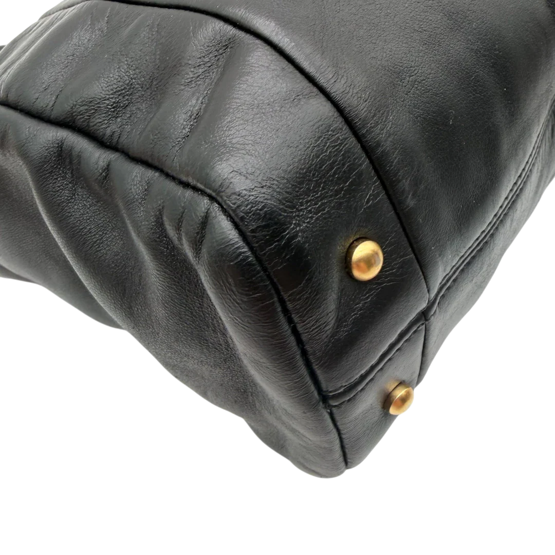 https://cdn.shopify.com/s/files/1/0564/9376/8855/files/Chanel_Schultertasche_Hobo_aus_Lammleder_schwarz_vintage_CC7405.webp?v=1779893943