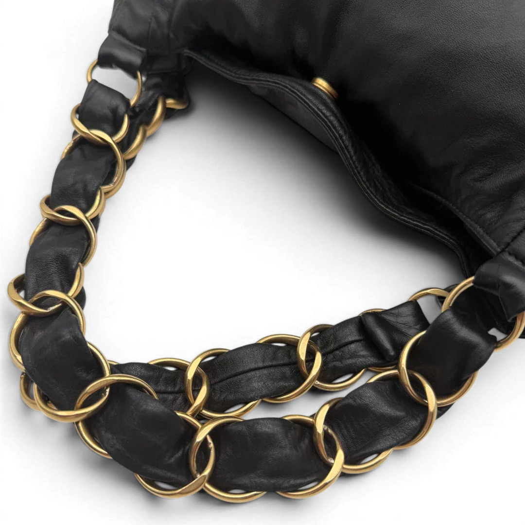 https://cdn.shopify.com/s/files/1/0564/9376/8855/files/Chanel_Schultertasche_Hobo_aus_Lammleder_schwarz_vintage_CC7406.webp?v=1779893943