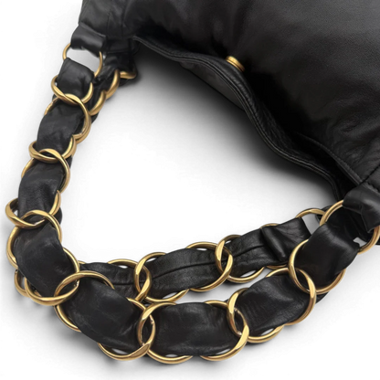 https://cdn.shopify.com/s/files/1/0564/9376/8855/files/Chanel_Schultertasche_Hobo_aus_Lammleder_schwarz_vintage_CC7406.webp?v=1779893943