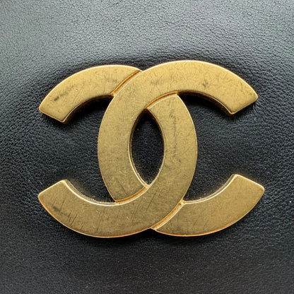 https://cdn.shopify.com/s/files/1/0564/9376/8855/files/Chanel_Schultertasche_Hobo_aus_Lammleder_schwarz_vintage_CC7407.webp?v=1779893943