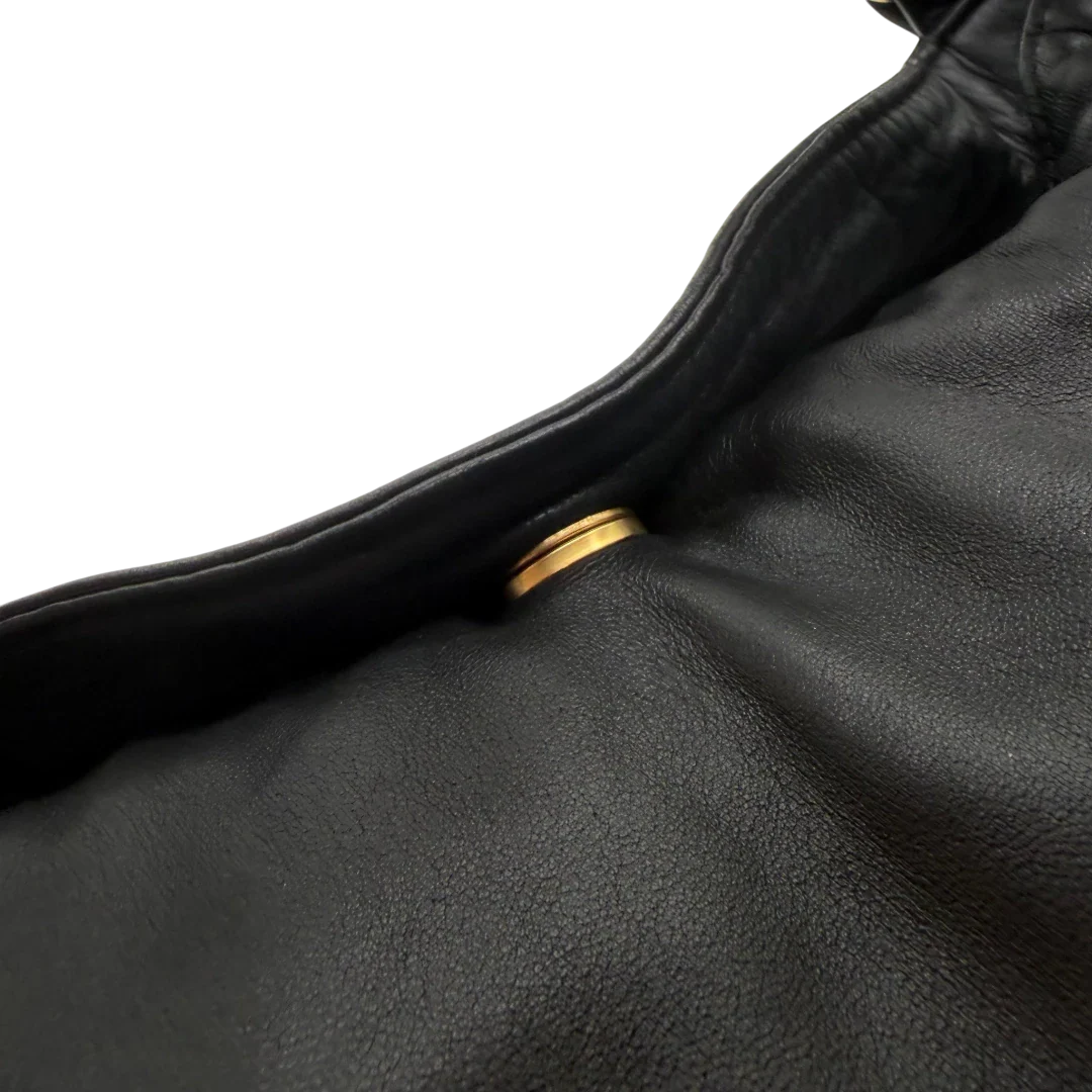 https://cdn.shopify.com/s/files/1/0564/9376/8855/files/Chanel_Schultertasche_Hobo_aus_Lammleder_schwarz_vintage_CC7409.webp?v=1779893943