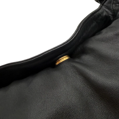 https://cdn.shopify.com/s/files/1/0564/9376/8855/files/Chanel_Schultertasche_Hobo_aus_Lammleder_schwarz_vintage_CC7409.webp?v=1779893943