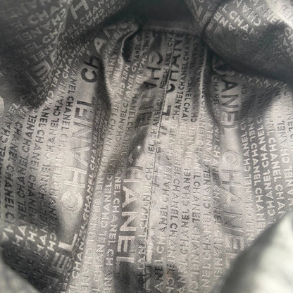 https://cdn.shopify.com/s/files/1/0564/9376/8855/files/Chanel_Schultertasche_Hobo_aus_Lammleder_schwarz_vintage_CC7411.webp?v=1779893944