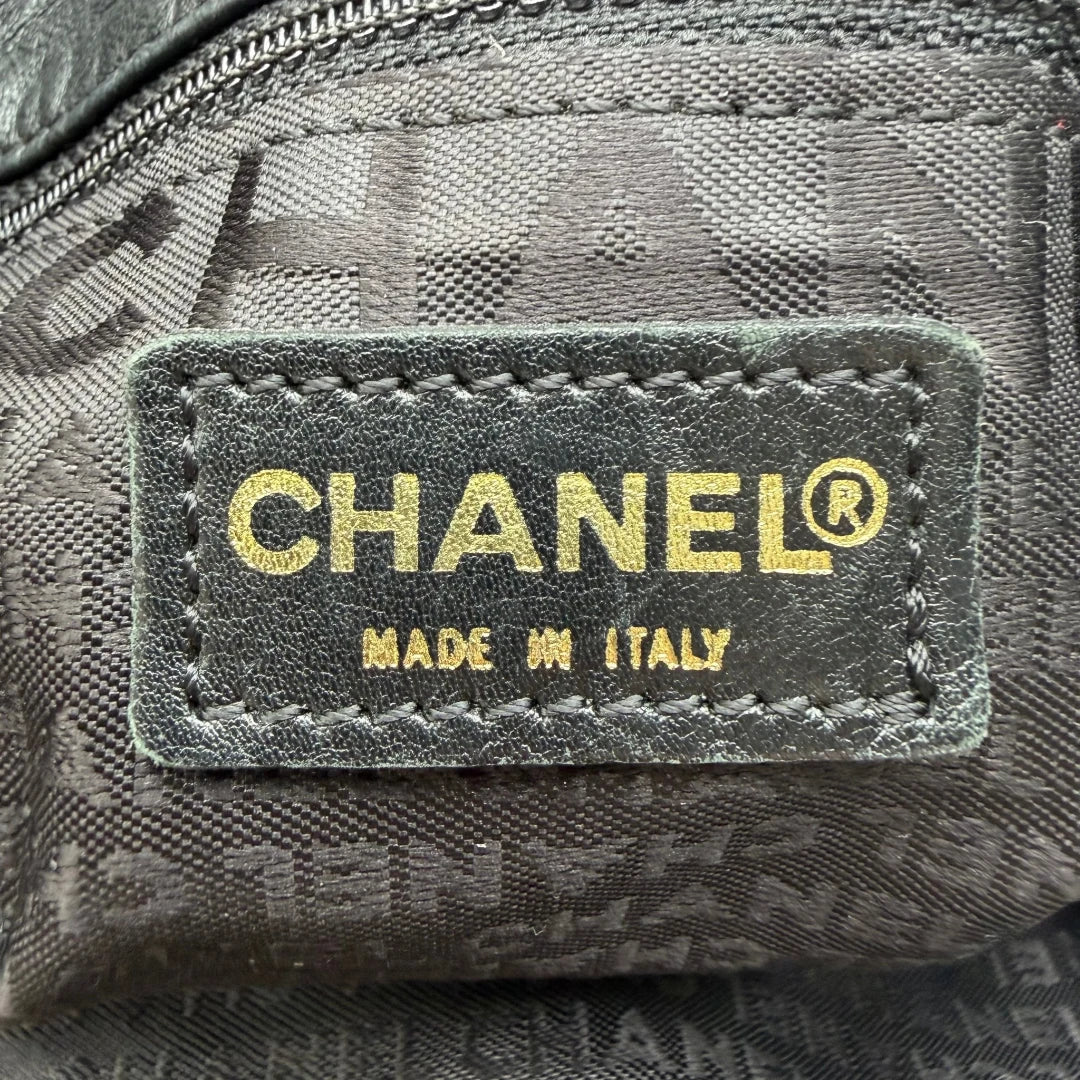 https://cdn.shopify.com/s/files/1/0564/9376/8855/files/Chanel_Schultertasche_Hobo_aus_Lammleder_schwarz_vintage_CC7412.webp?v=1779893944