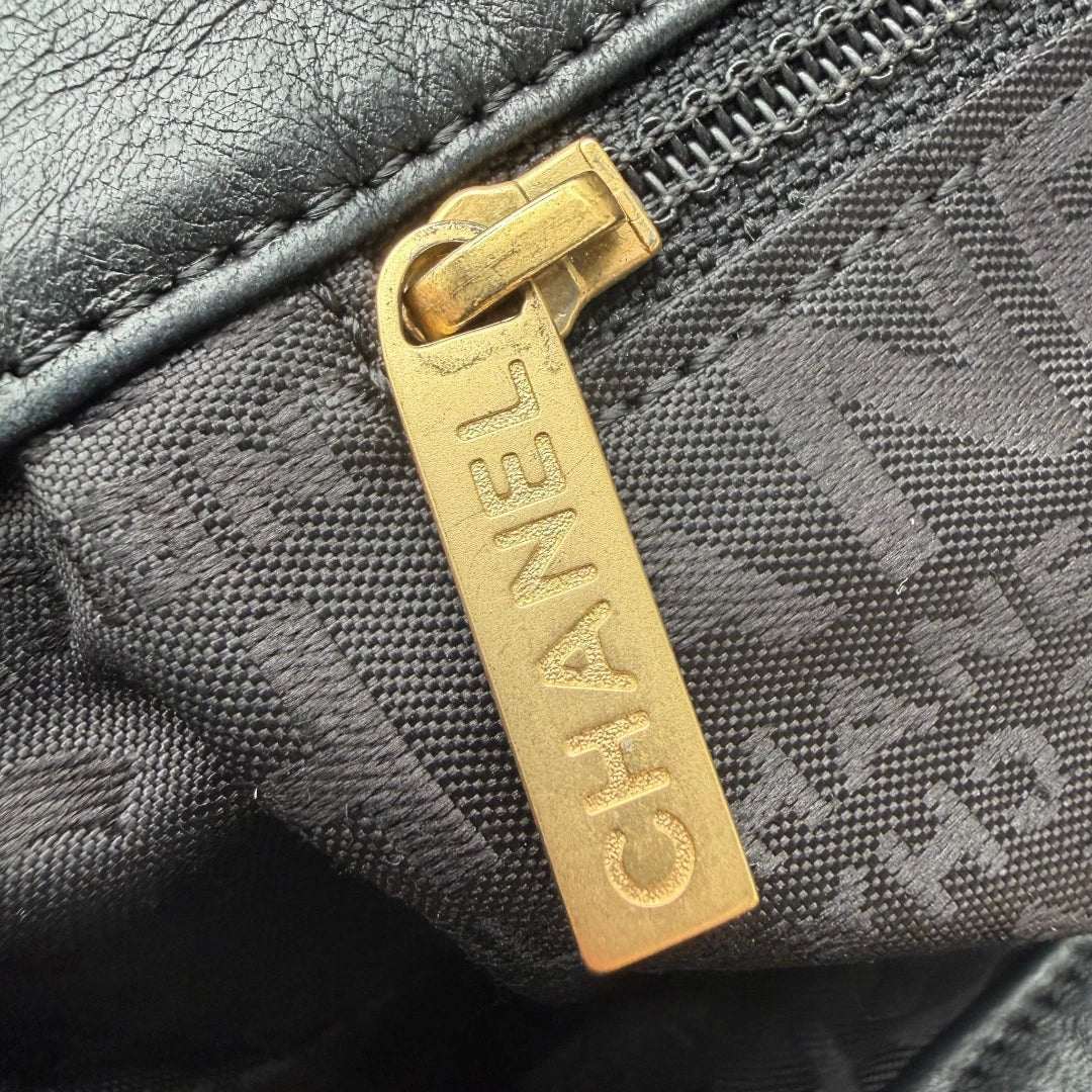 https://cdn.shopify.com/s/files/1/0564/9376/8855/files/Chanel_Schultertasche_Hobo_aus_Lammleder_schwarz_vintage_CC7413.webp?v=1779893943