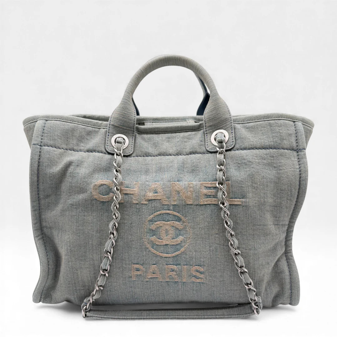 https://cdn.shopify.com/s/files/1/0564/9376/8855/files/Chanel_Tote_denim_blau_vintage_5697.webp?v=1765455885
