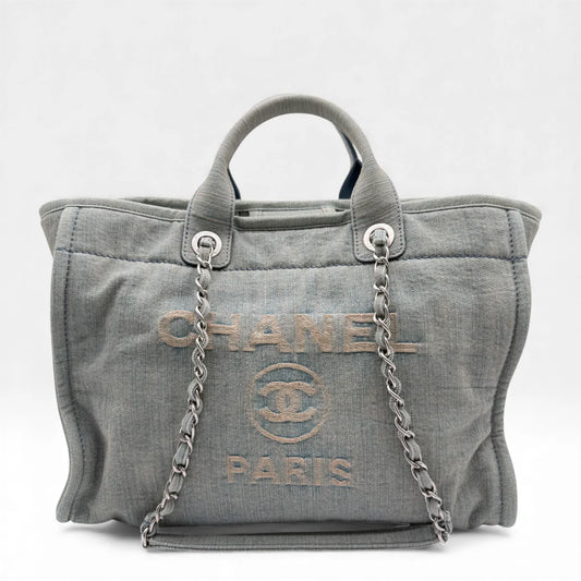 https://cdn.shopify.com/s/files/1/0564/9376/8855/files/Chanel_Tote_denim_blau_vintage_5697.webp?v=1765455885
