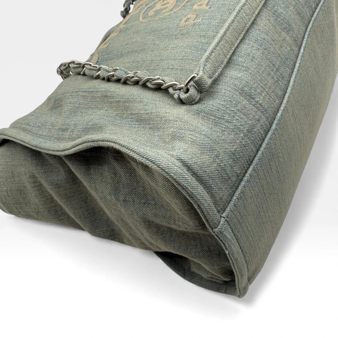 https://cdn.shopify.com/s/files/1/0564/9376/8855/files/Chanel_Tote_denim_blau_vintage_5703.webp?v=1765456050