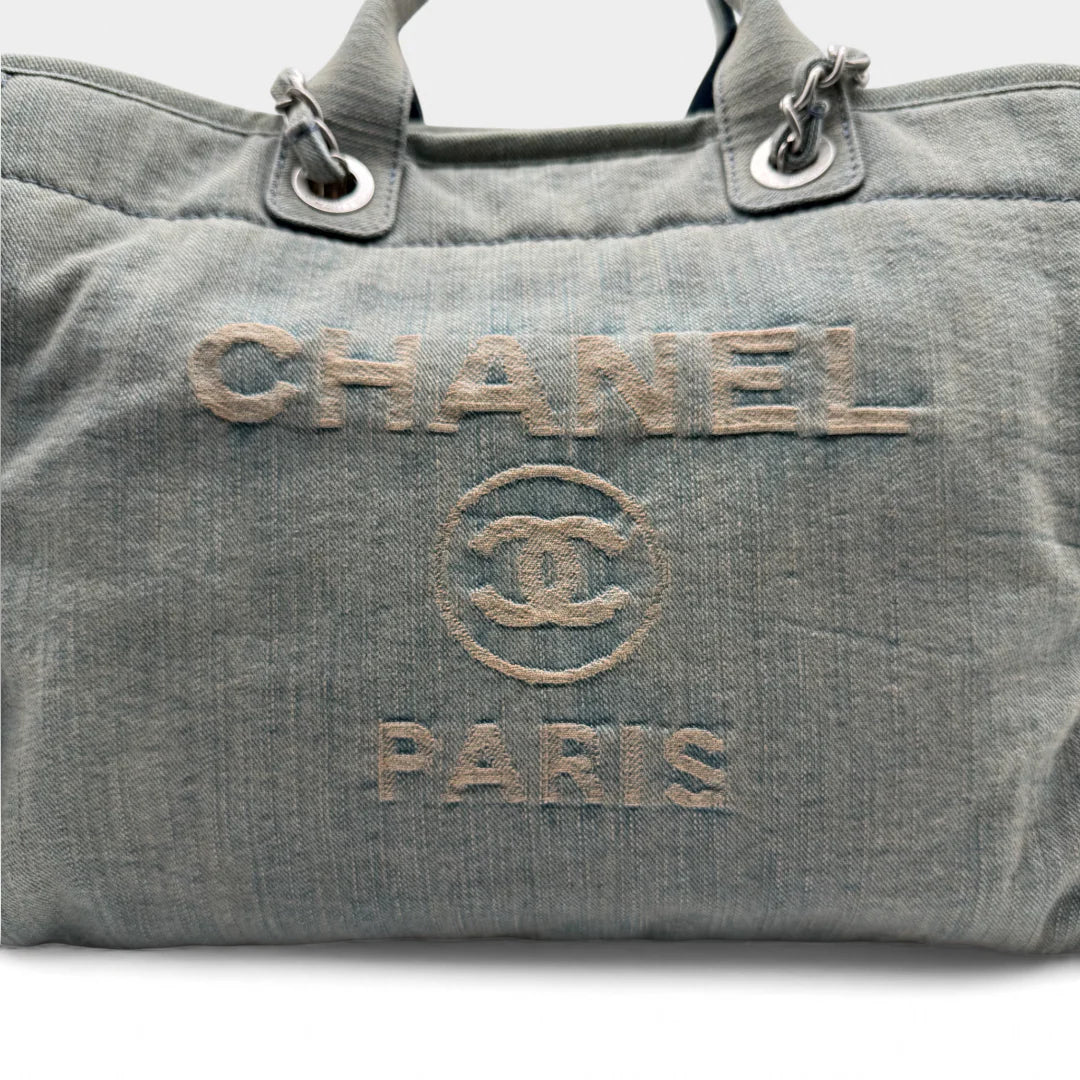 https://cdn.shopify.com/s/files/1/0564/9376/8855/files/Chanel_Tote_denim_blau_vintage_5708.webp?v=1765456050