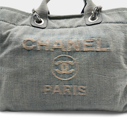 https://cdn.shopify.com/s/files/1/0564/9376/8855/files/Chanel_Tote_denim_blau_vintage_5708.webp?v=1765456050